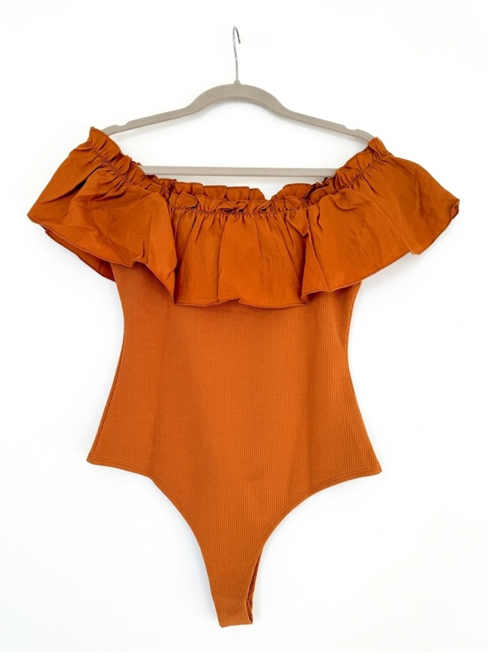TCEC Ruffle Off-Shoulder Bodysuit NWOT Camel
– CT7370